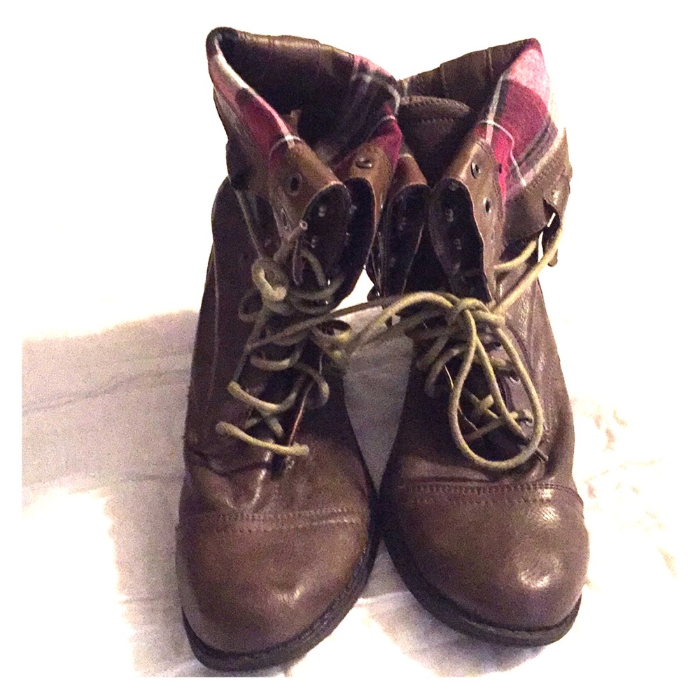 Comfortable combat boots